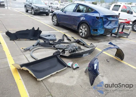 2023 Tesla Model Y Awd/Long Range Dual Motor All-Wheel Drive z USA, uszkodzony, nr VIN 7SAYGDEE6PF969696